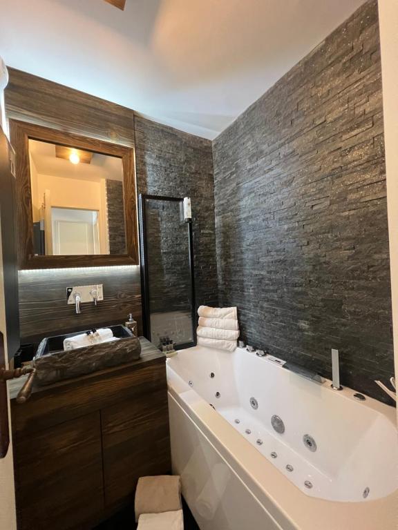 Pour 4 personnes, exceptionnel, au calme, vue époustouflante, terrasse, Tout pédestre à 10m du funiculaire, jacuzzi balnéothérapie - 1