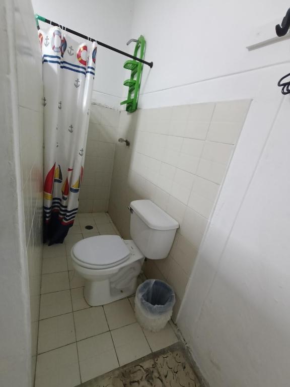 Habitación con medio baño en el barrio ciudad jardín Barranquilla - 2