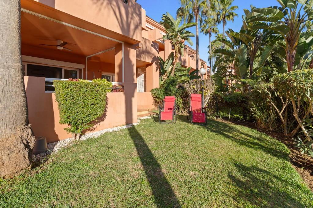 49 Comfortable 2-Bedroom Garden Apartment Close to - 2