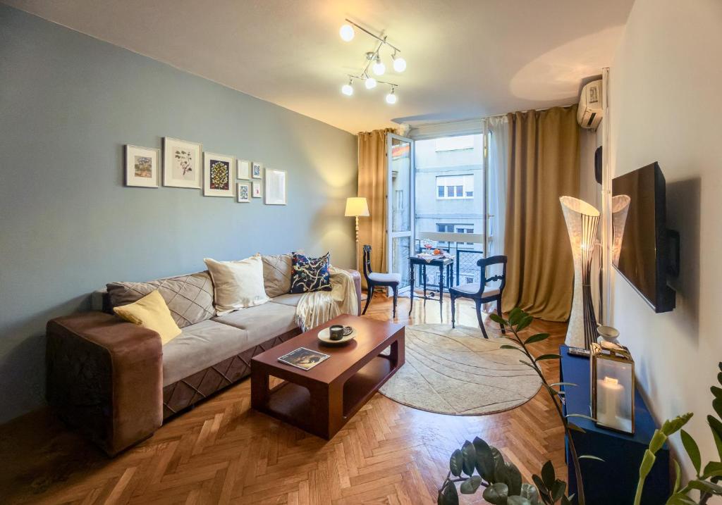 Vintage charm by Republic Square - French balcony - 3