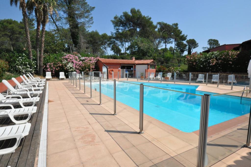 Studio Albatros Terrasse en RDJ Parking privé Piscine proche Golf, Tennis Grasse - 2