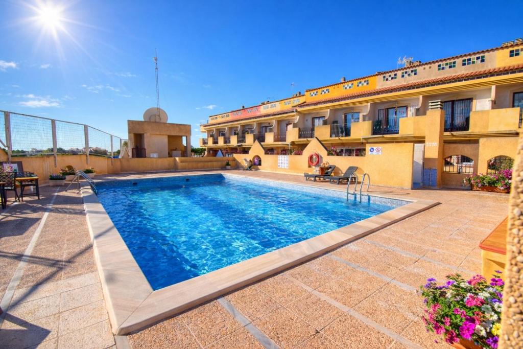 La Zenia 3 Bedroom House, Distant Sea View, Shared Heated Pool in Winter, Sleeps 8 - 3