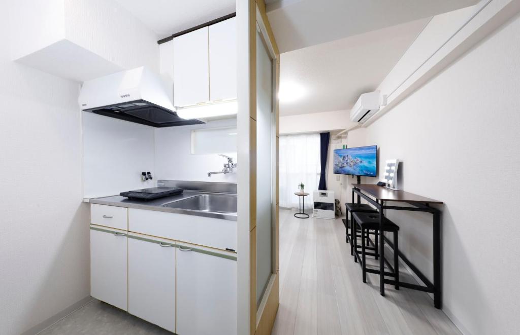 クレストコート北大前 아파트 내부의 주방 및 거실