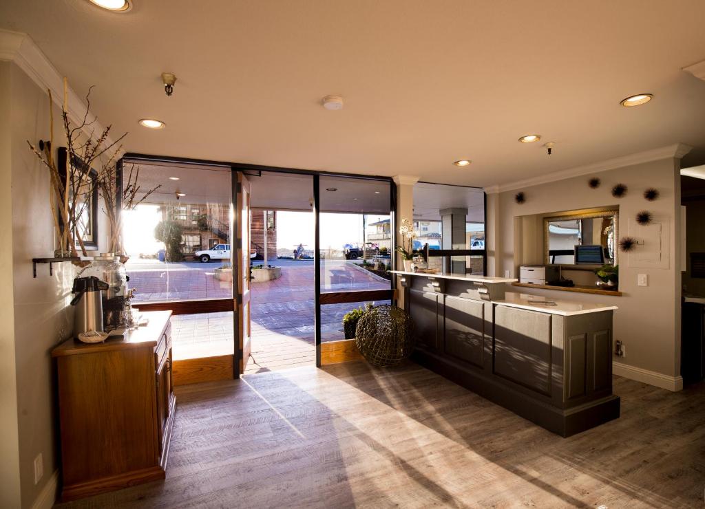 456 Embarcadero Inn & Suites photo