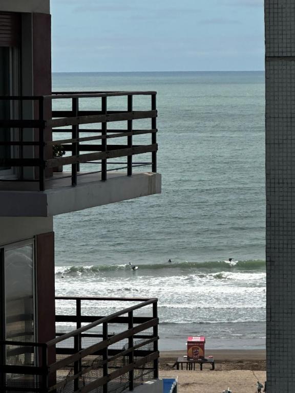 Departamento en playa grande-3 ambientes con dependencia y cochera - 1