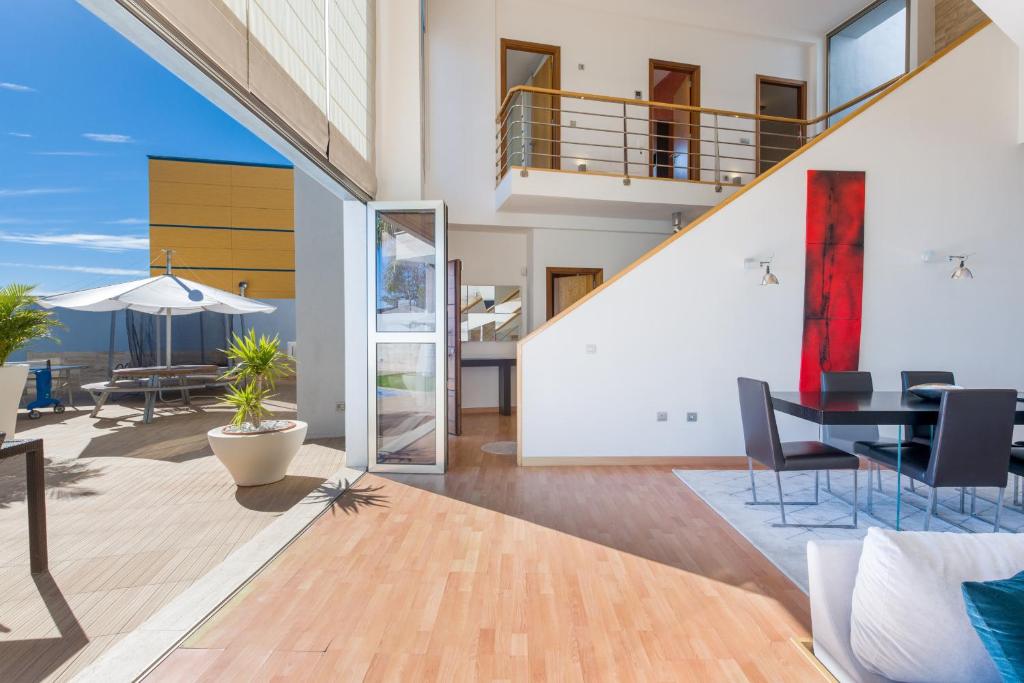 Seaview Villa with Pool, Gym & Home Cinema - 4
