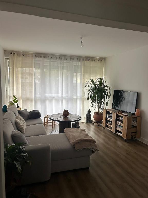 Apartment close to Place Luton - 1