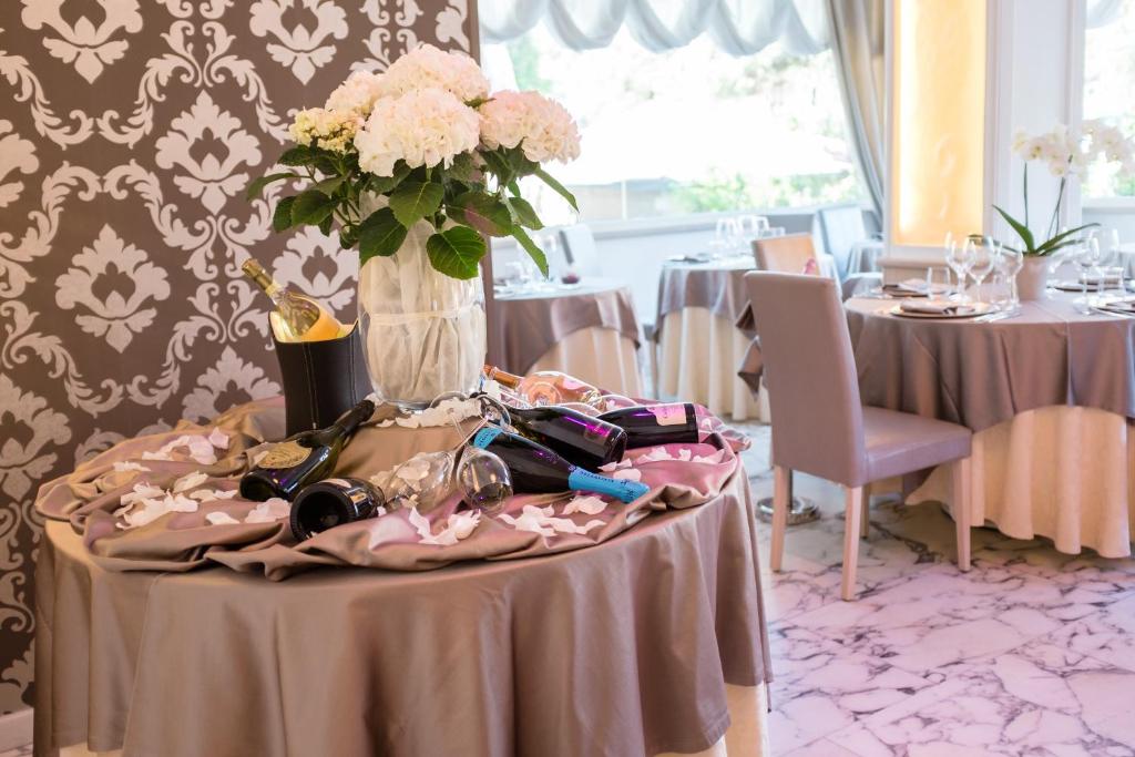 Hotel Alexander — Restauracje i bary in Milano Marittima, Emilia-Romania