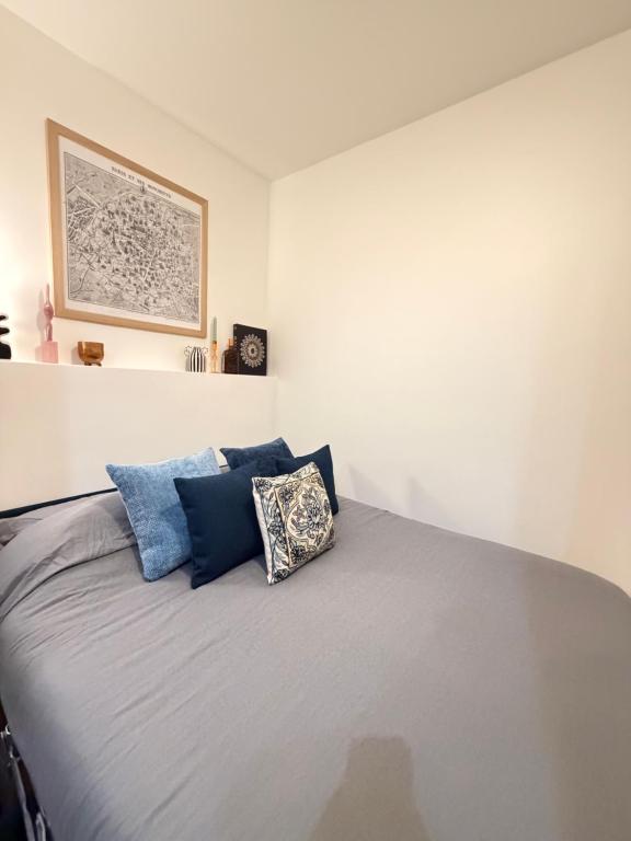 Studio one street away from the Marais! - 1