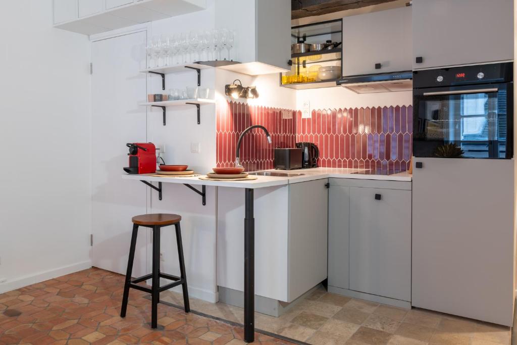 Bright Modern Vintage Renovated Flat In Le Marais - 3