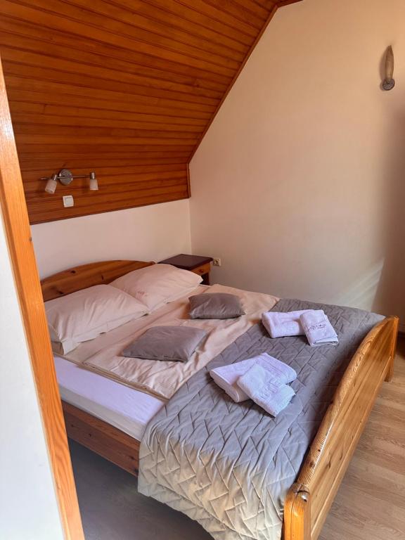 KRALjEVI KONACI ZLATIBOR - 2