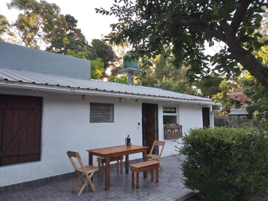 Casa con extenso parque en barrio Las Dalias - 3