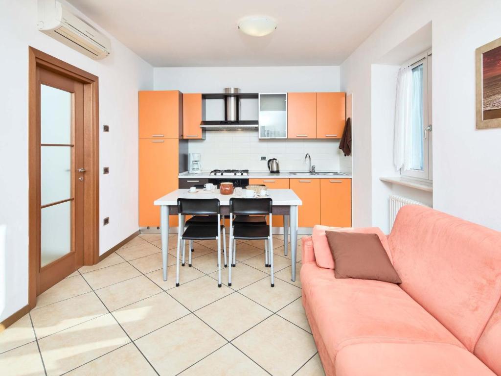 Apartment Große Wohnung mit Balkon BV6 by Interhome - 2