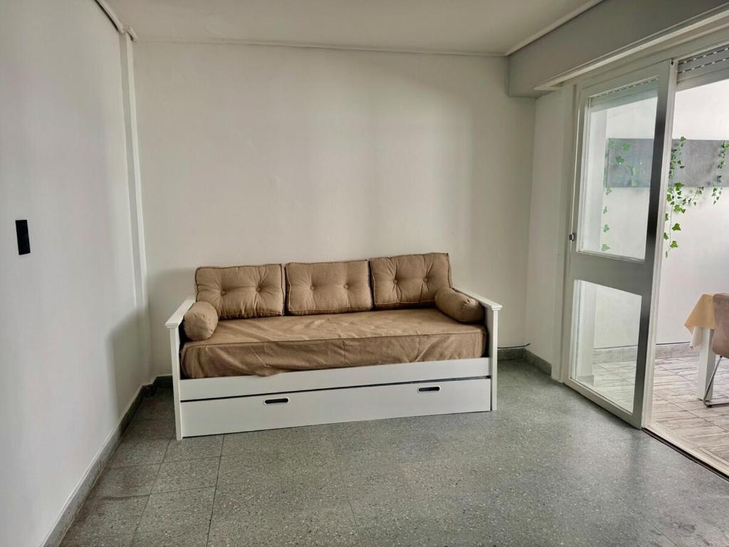 Confortable Depto 2 ambientes sobre Avenida Colón - 1