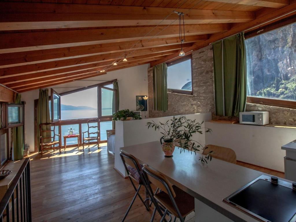 Apartment Clementina Romantisches Appartement mit Seeblick by Interhome - 2