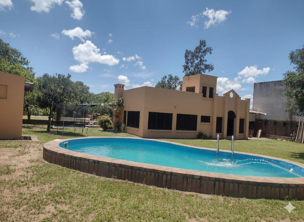 Casa con Pileta en Paso - 1