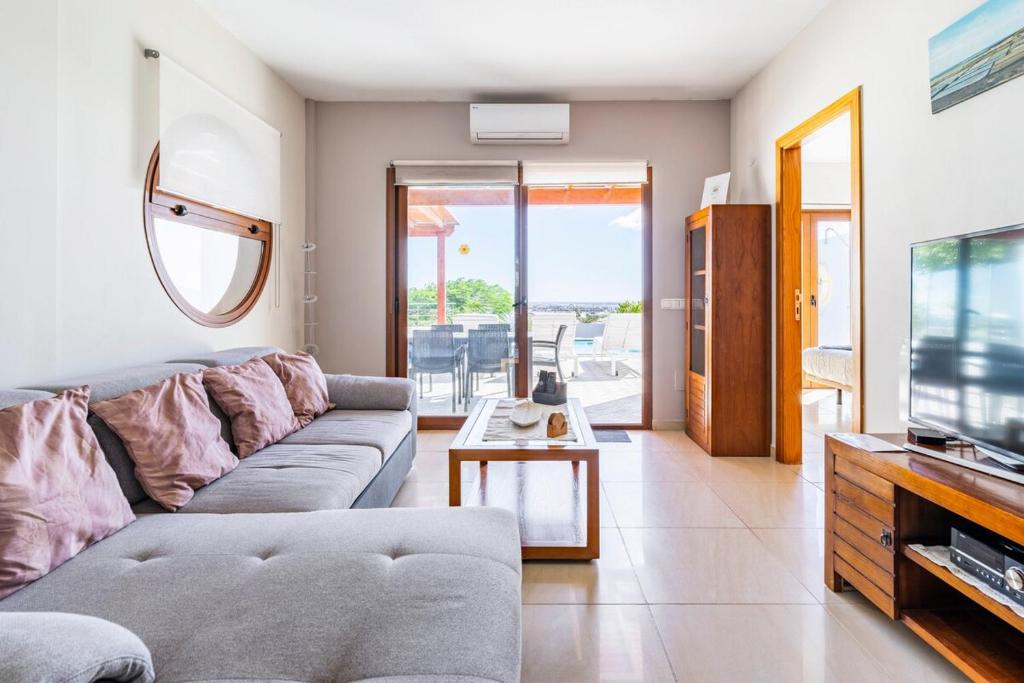 3 bedroom villa with pool and jacuzzi - 2