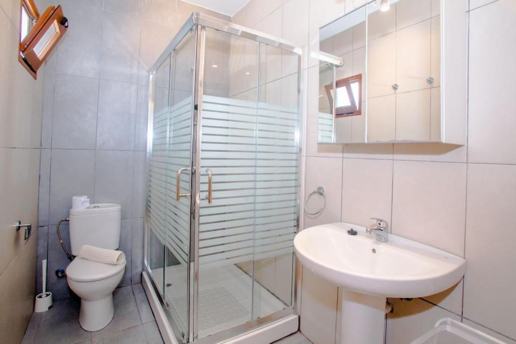 3 bedroom villa with pool and jacuzzi - 5