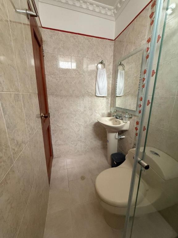 Espectacular casa de 3 pisos con zona social en azotea - 2
