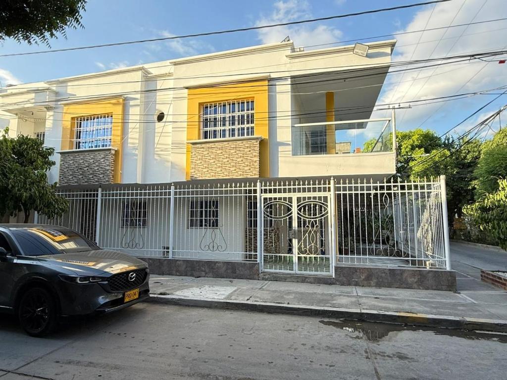 Espectacular casa de 3 pisos con zona social en azotea - 5