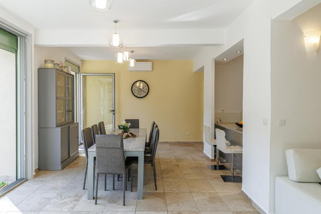 VILLA MARIE -Pool - Garden-Close To Beach -Parking - 4
