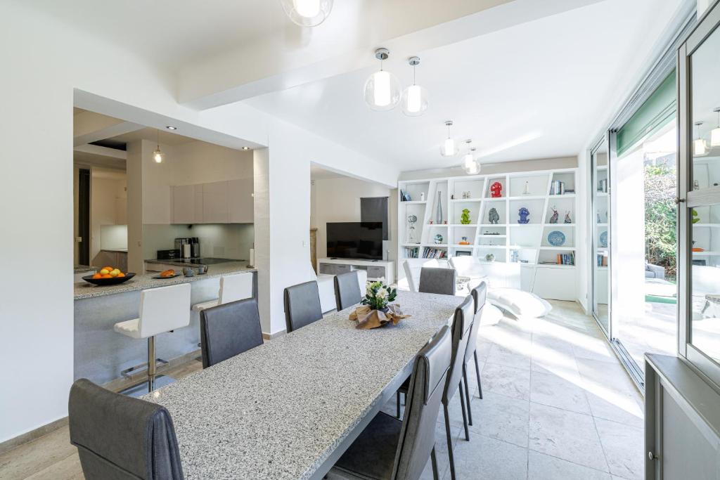 VILLA MARIE -Pool - Garden-Close To Beach -Parking - 5
