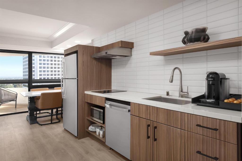 Kitchen, Hotel Irvine Lifestyle Resort in Irvine (CA)