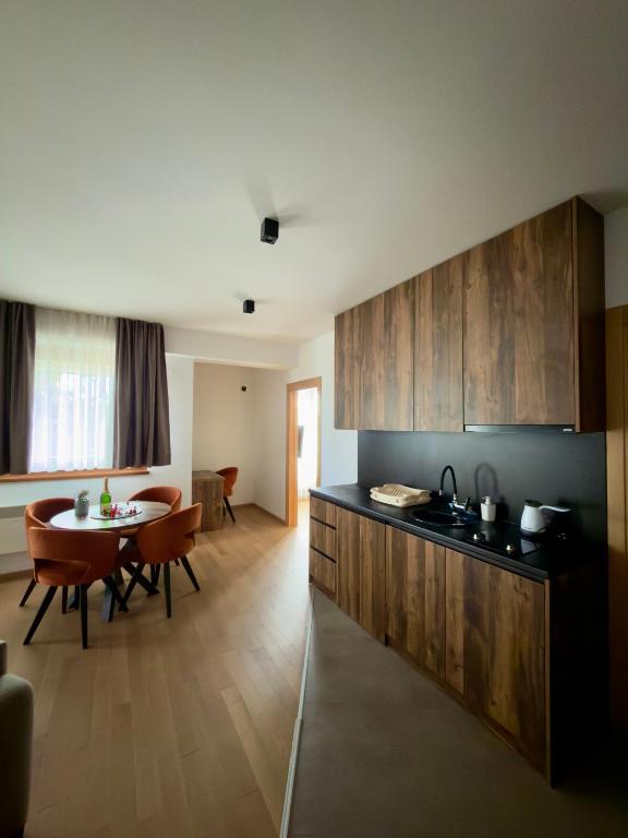 Golden Mountain Apartments - 4
