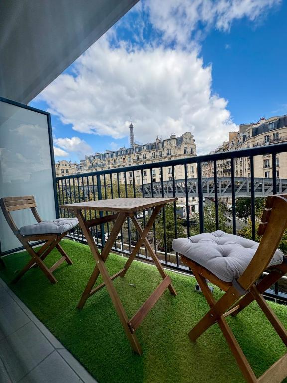 Typical Parisian apartment with balcony, Eiffel Tower - 5