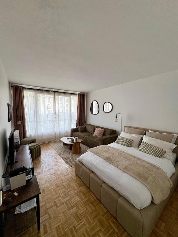 Typical Parisian apartment with balcony, Eiffel Tower - 2