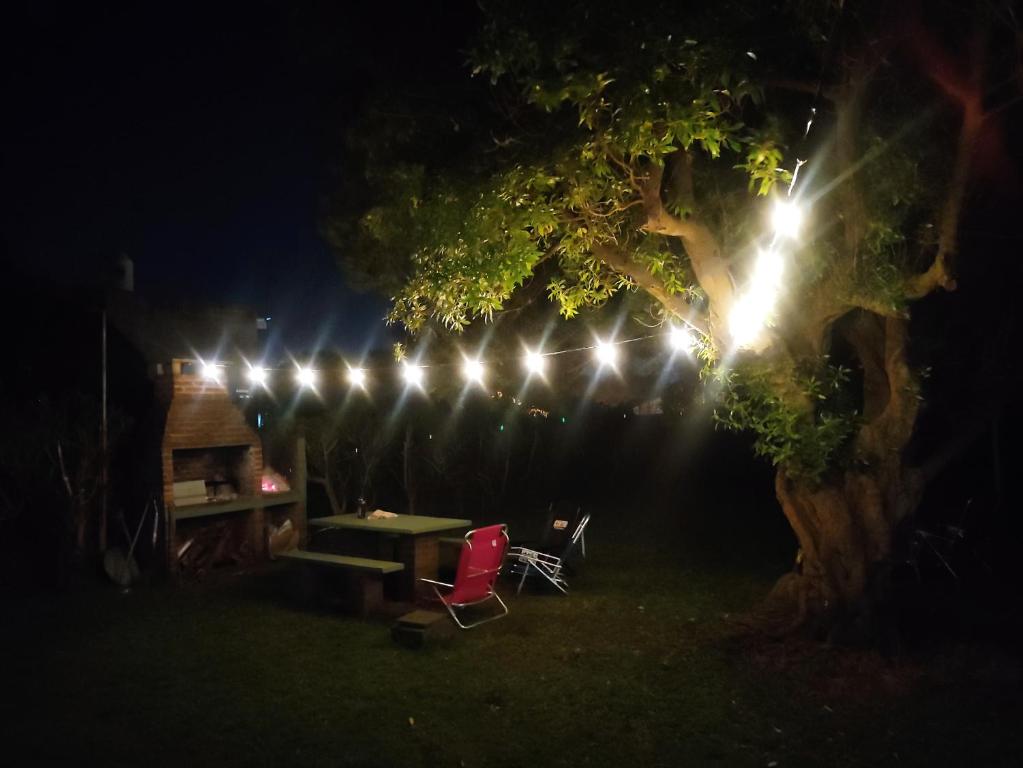 Casa para 5 personas con gran parque y parrilla en entorno natural y tranquilo a pasos de las playas del sur de Mar del plata - 1