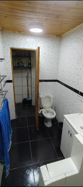 Amplio departamento amoblado 4 a 6 personas con cochera piscina Internet satelital, seguridad, zona comercial las 24hs a 2 cuadras de la Shell barrio las leñas - 3