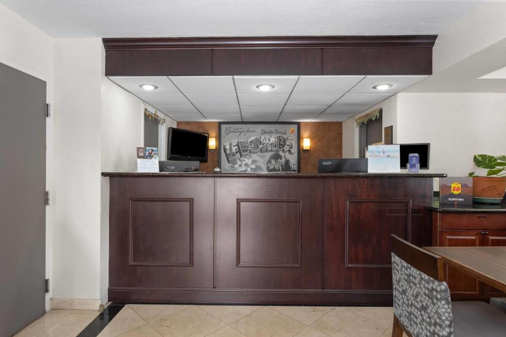 Lobby, Super 8 by Wyndham Dania/Fort Lauderdale Airport in Fort Lauderdale (FL)