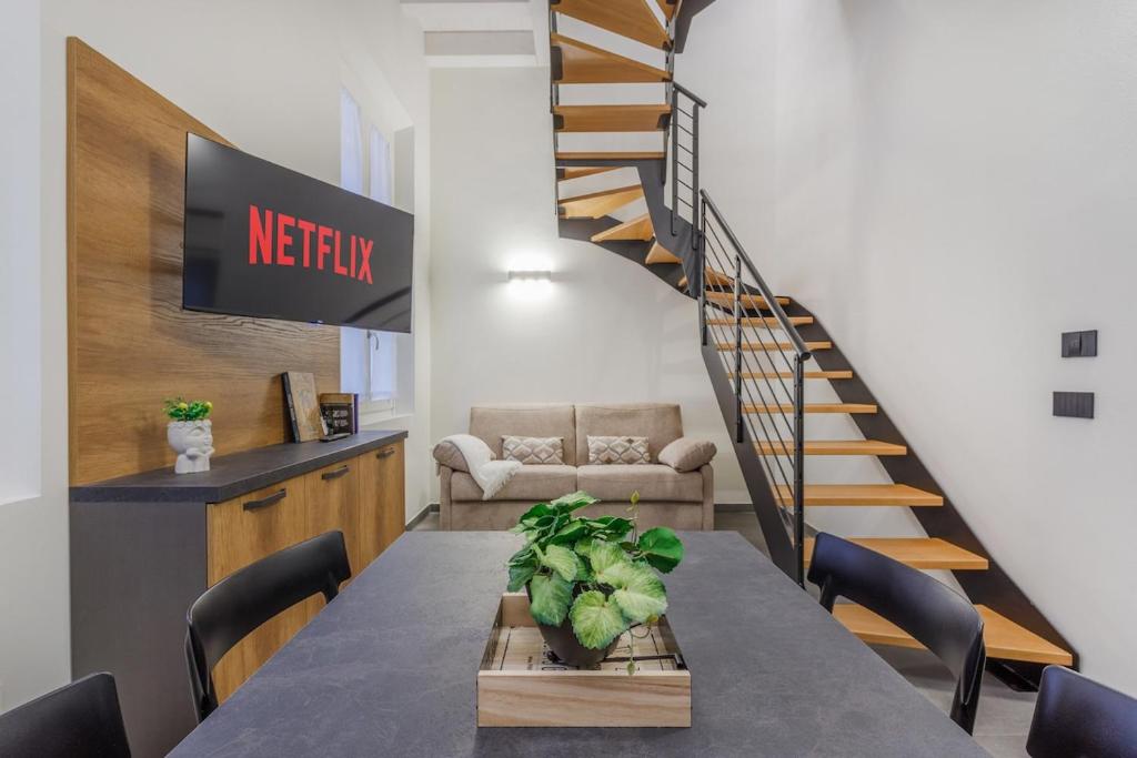 Stylish Loft with Private Garage near Ghirlandina - 1