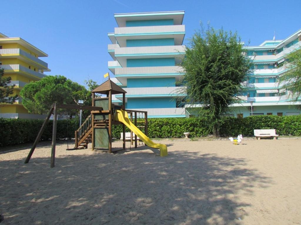 Bright flat surrounded by pools - 5