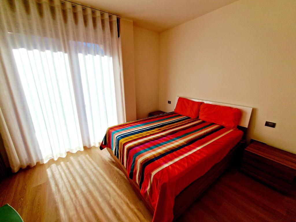 Continental - 3 Bedrooms - 60 Steps train stations & Balcony - 3