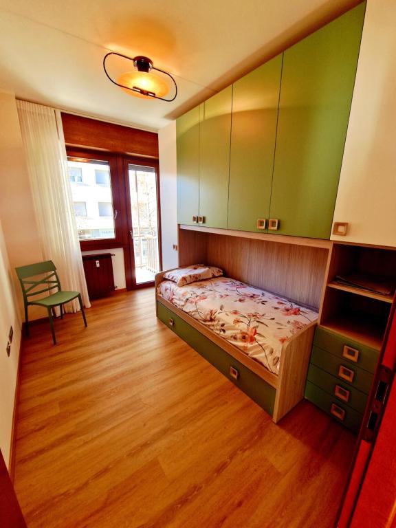 Continental - 3 Bedrooms - 60 Steps train stations & Balcony - 4