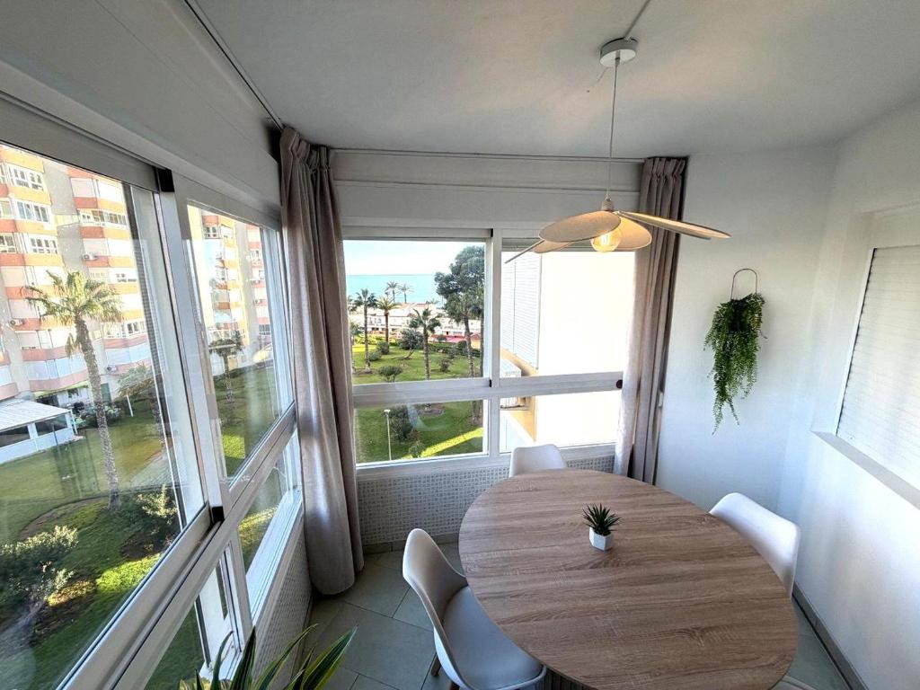 Playa a 2 min, vistas al mar, AC y piscina - 2