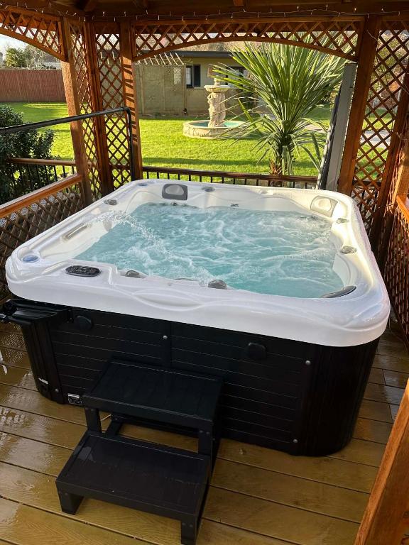 Weymouth detached cottage with hot tub - pet-friendly Dorset whole-house rental