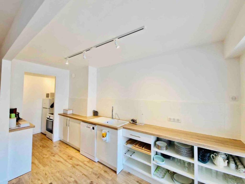 Appartement T3 lumineux - 6 pers - Hypercentre - Climatisé - Gare SNCF à 200 m - Parking privé - Mer à 100 m - 5