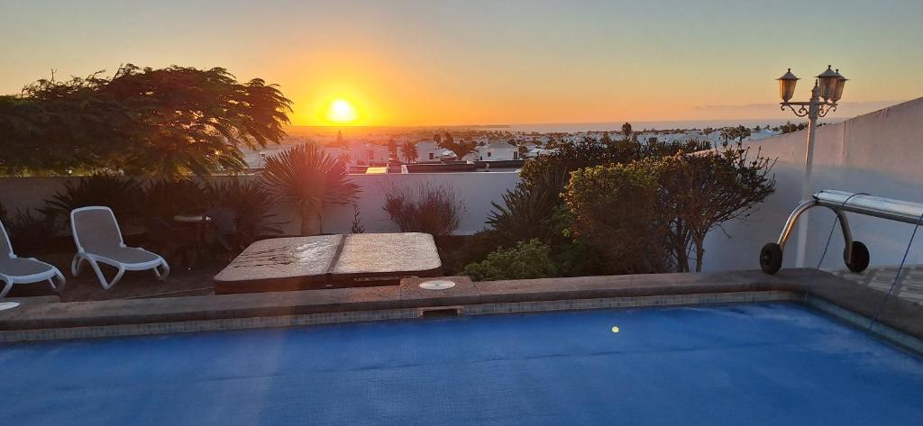 3 bedroom villa with pool and jacuzzi - 1
