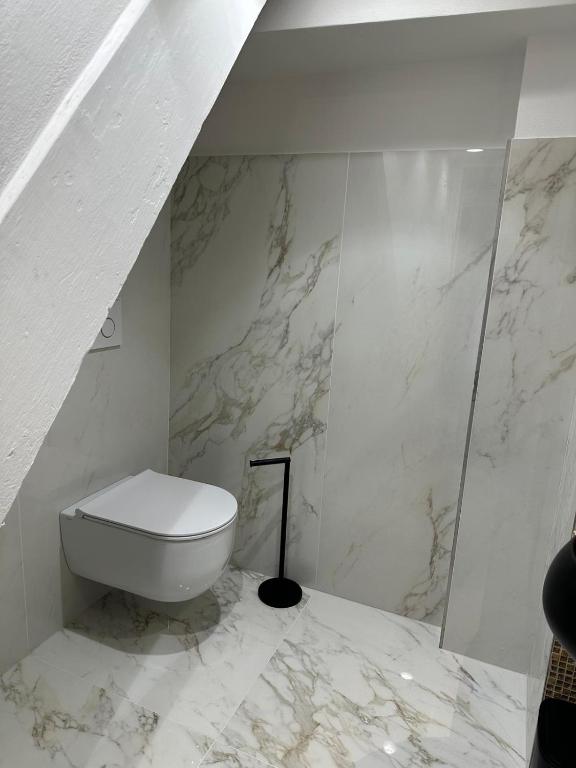 Canal View Boutique Apartment - 2
