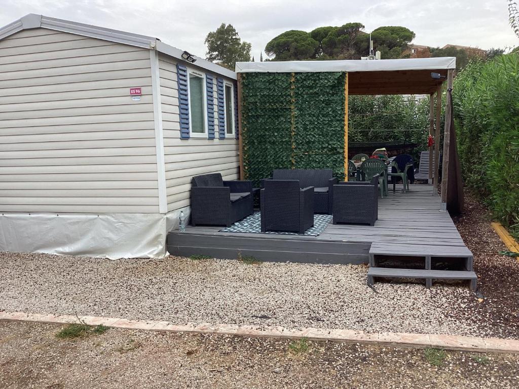 Linge literie et toilette fournis, un grand confort, à côté ou à 5 minutes des piscines tous 3 chambres grande terrasse couverte - 4