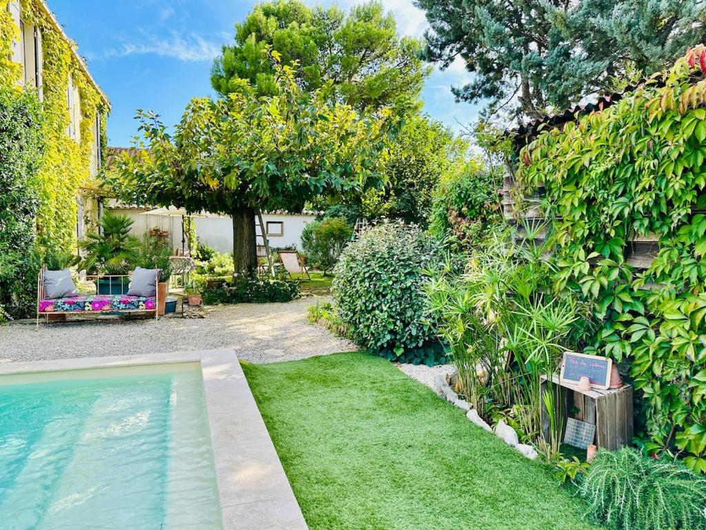Havre de paix proche centre ville, jardin, piscine - 2