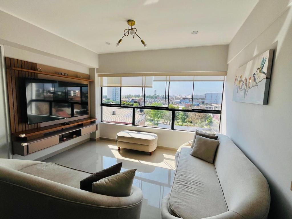 Alojamiento frente al centro comercial Mall Plaza Trujillo - 1