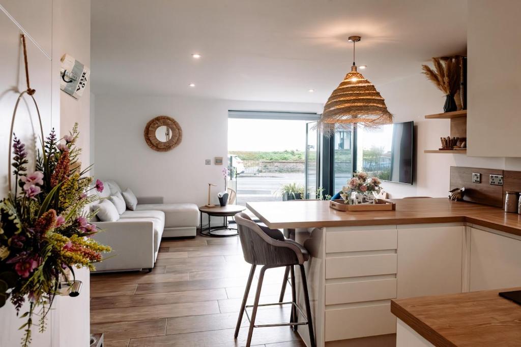 Coast Beachfront GF Apartment Bournemouth - photo 3