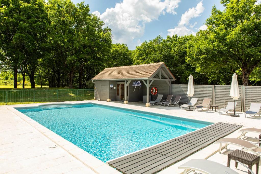 L'Orée des Chênes, The Originals Relais スイミングプール