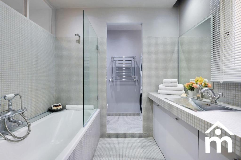 Marais 2B with Balcony by Melvane Luxury - 5