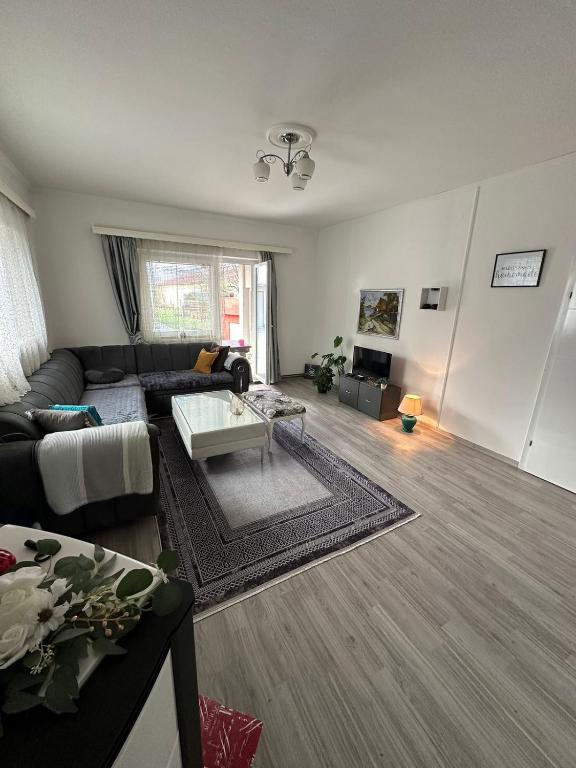 Specious Apartment near airport free parking - 1