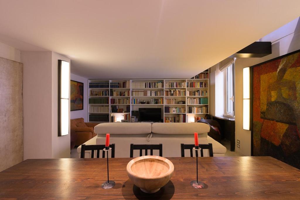 Trastevere Art and Books Luxury Apartment - 1